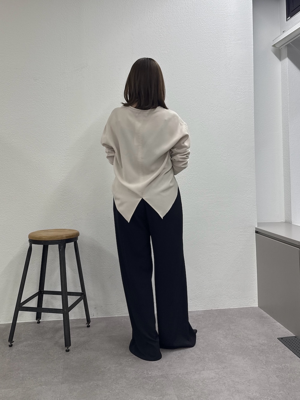 ブラック系のその他パンツ、ブラック系のスリッポン、ブラック系のトートバッグを着用したレディースの春コーディネートの3枚目の写真