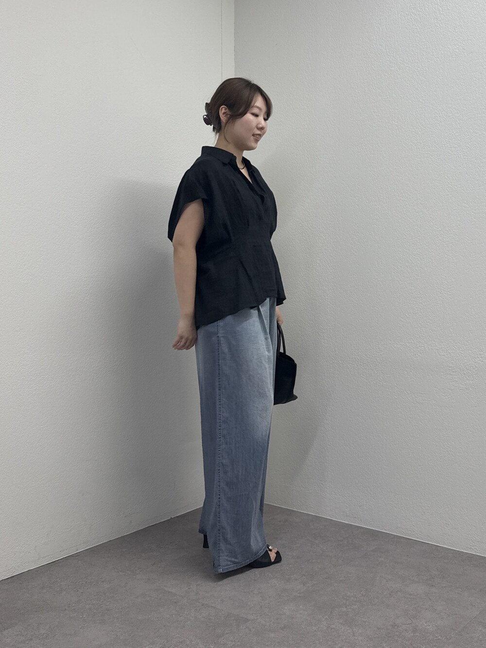 ブルー系のその他パンツ、ブラック系のサンダル、ブラック系のトートバッグを着用したレディースの春コーディネートの3枚目の写真