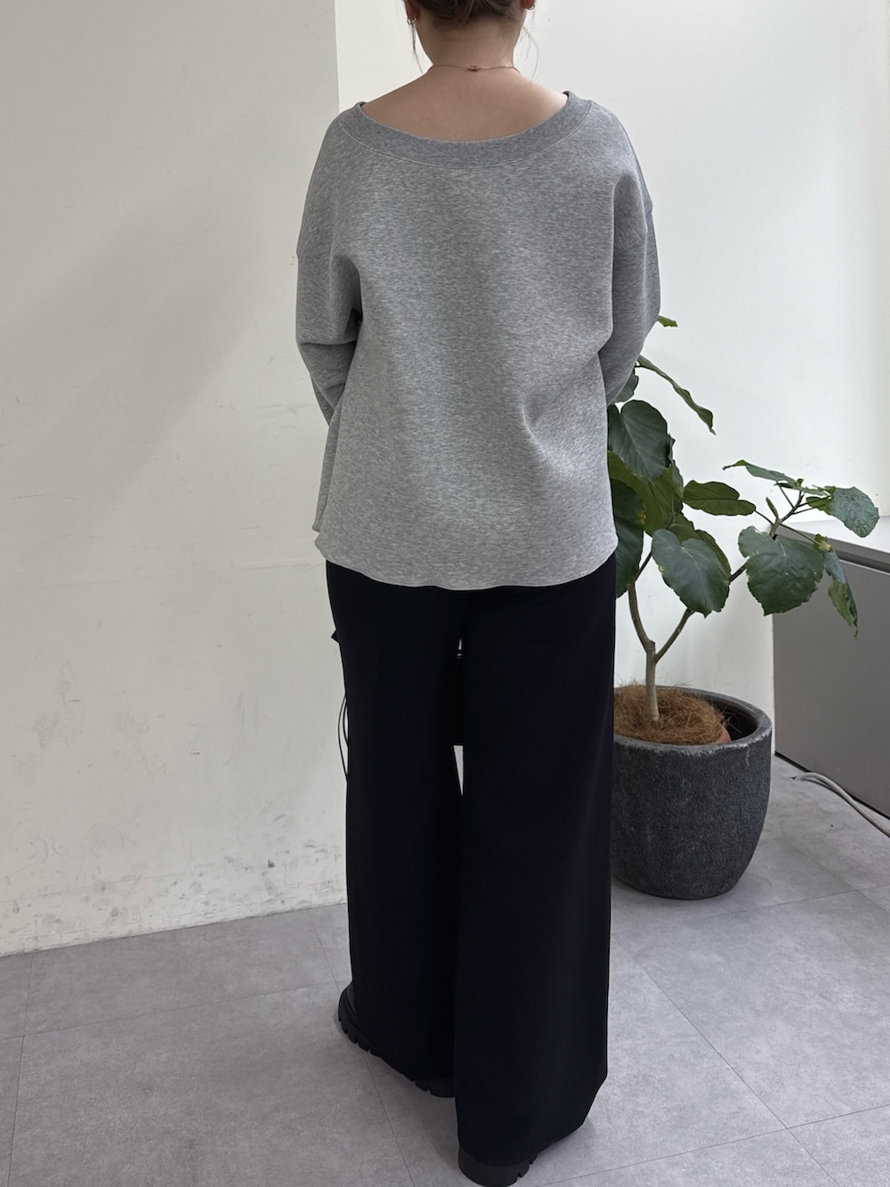 ブラック系のその他パンツ、ブラック系のローファー、ブラック系のショルダーバッグを着用したレディースの冬コーディネートの3枚目の写真