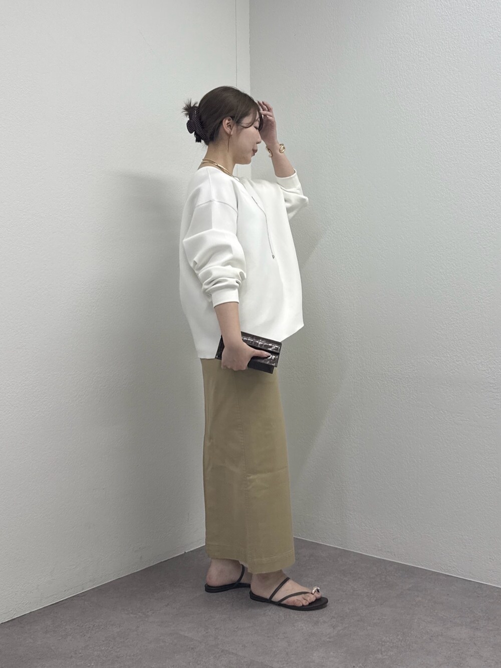 ホワイト系のTシャツ/カットソー、ベージュ系のスカート、ブラック系のその他シューズを着用したレディースの春コーディネートの4枚目の写真