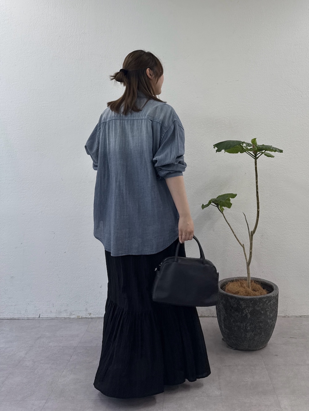 ブルー系のシャツ/ブラウス、ブラック系のキャミソール、ブラウン系のその他シューズを着用したレディースの春コーディネートの3枚目の写真