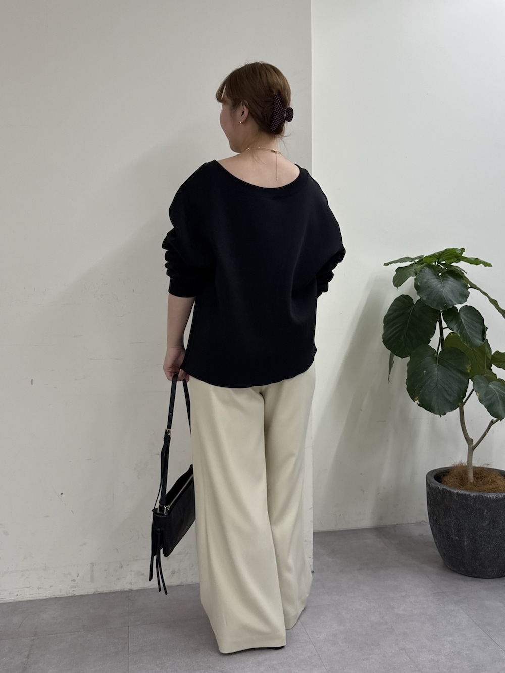 ホワイト系のその他パンツ、ブラック系のショルダーバッグ、ブラック系のTシャツ/カットソーを着用したレディースの冬コーディネートの2枚目の写真