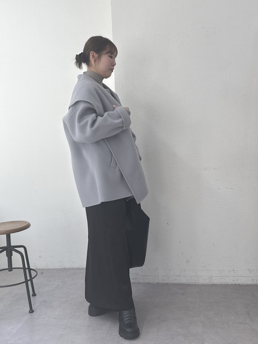 グレー系のその他アウター、ベージュ系のニット/セーター、ブラック系のショルダーバッグを着用したレディースの冬コーディネートの3枚目の写真