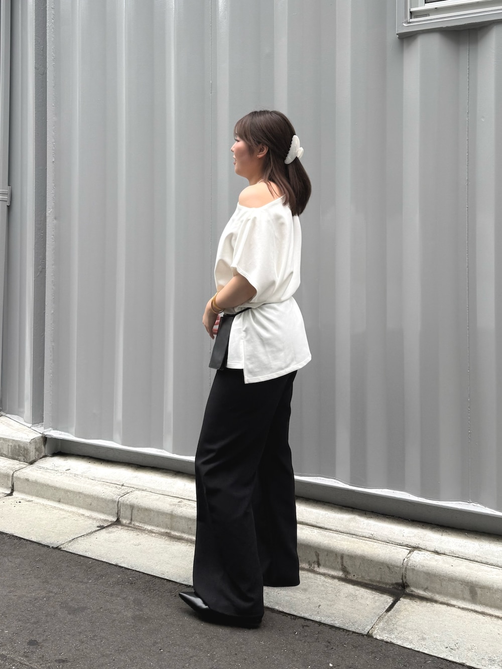 ホワイト系のTシャツ/カットソー、ブラック系のショルダーバッグ、ブラック系のその他パンツを着用したレディースの夏コーディネートの2枚目の写真