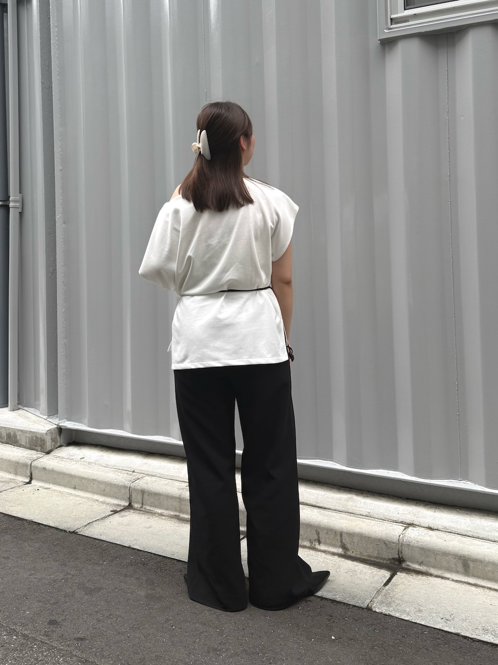 ホワイト系のTシャツ/カットソー、ブラック系のショルダーバッグ、ブラック系のその他パンツを着用したレディースの夏コーディネートの3枚目の写真