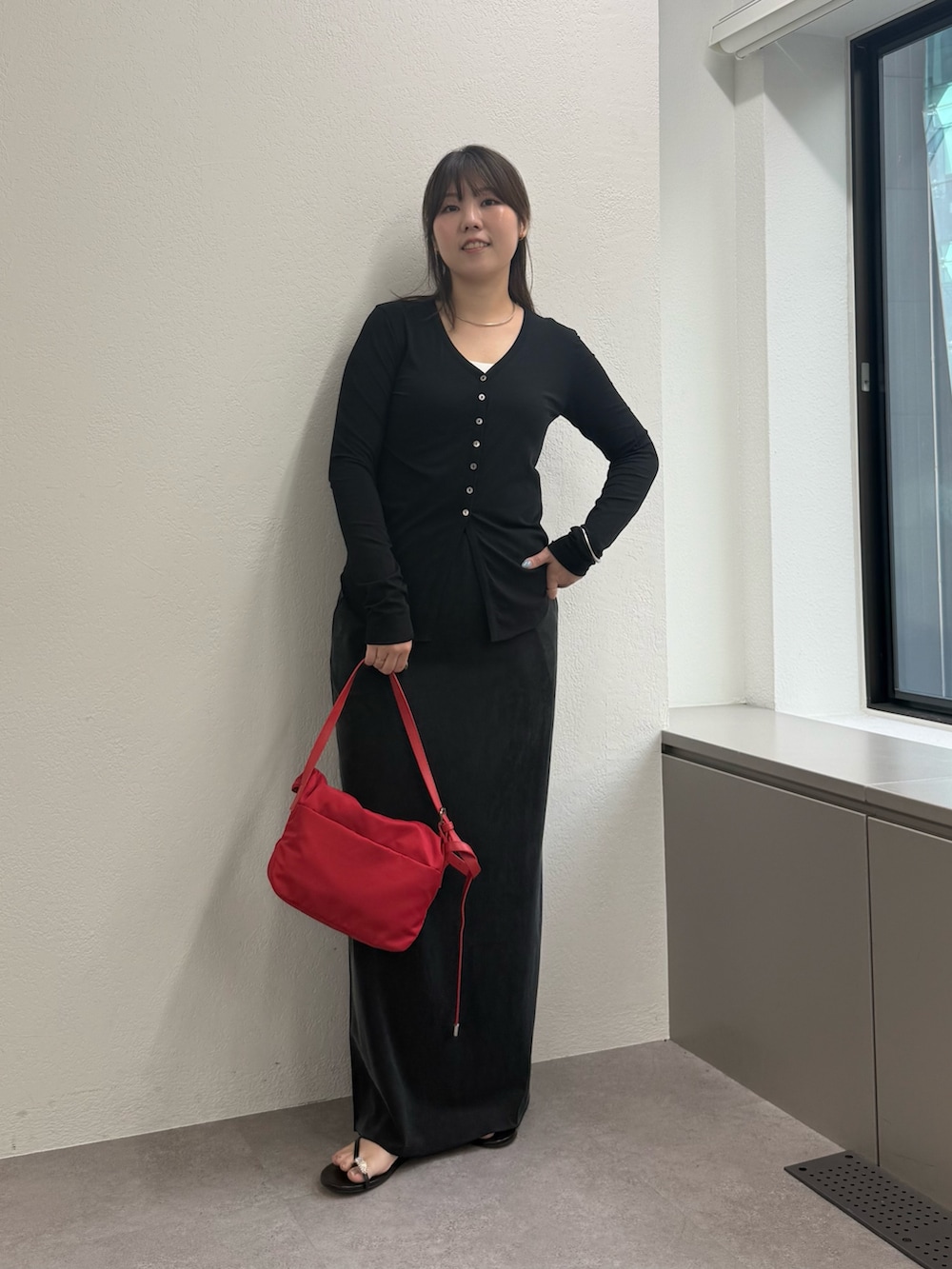 ブラック系のスカート、ブラック系のその他シューズ、ブラック系のTシャツ/カットソーを着用したレディースの夏コーディネートの2枚目の写真