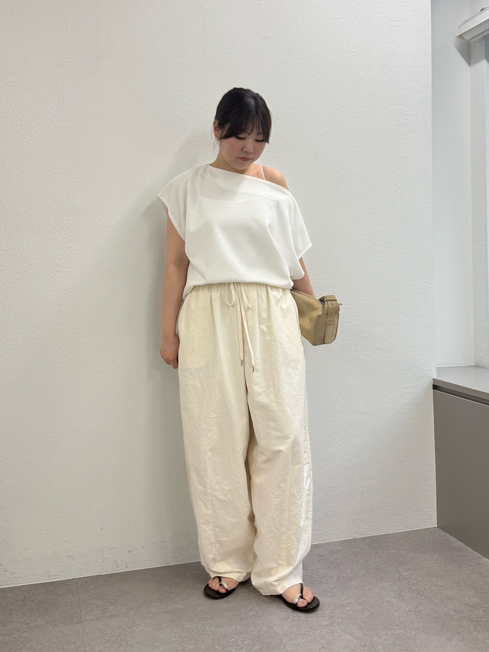 ブラック系のその他シューズ、ホワイト系のTシャツ/カットソー、ホワイト系のその他パンツを着用したレディースの夏コーディネートの4枚目の写真