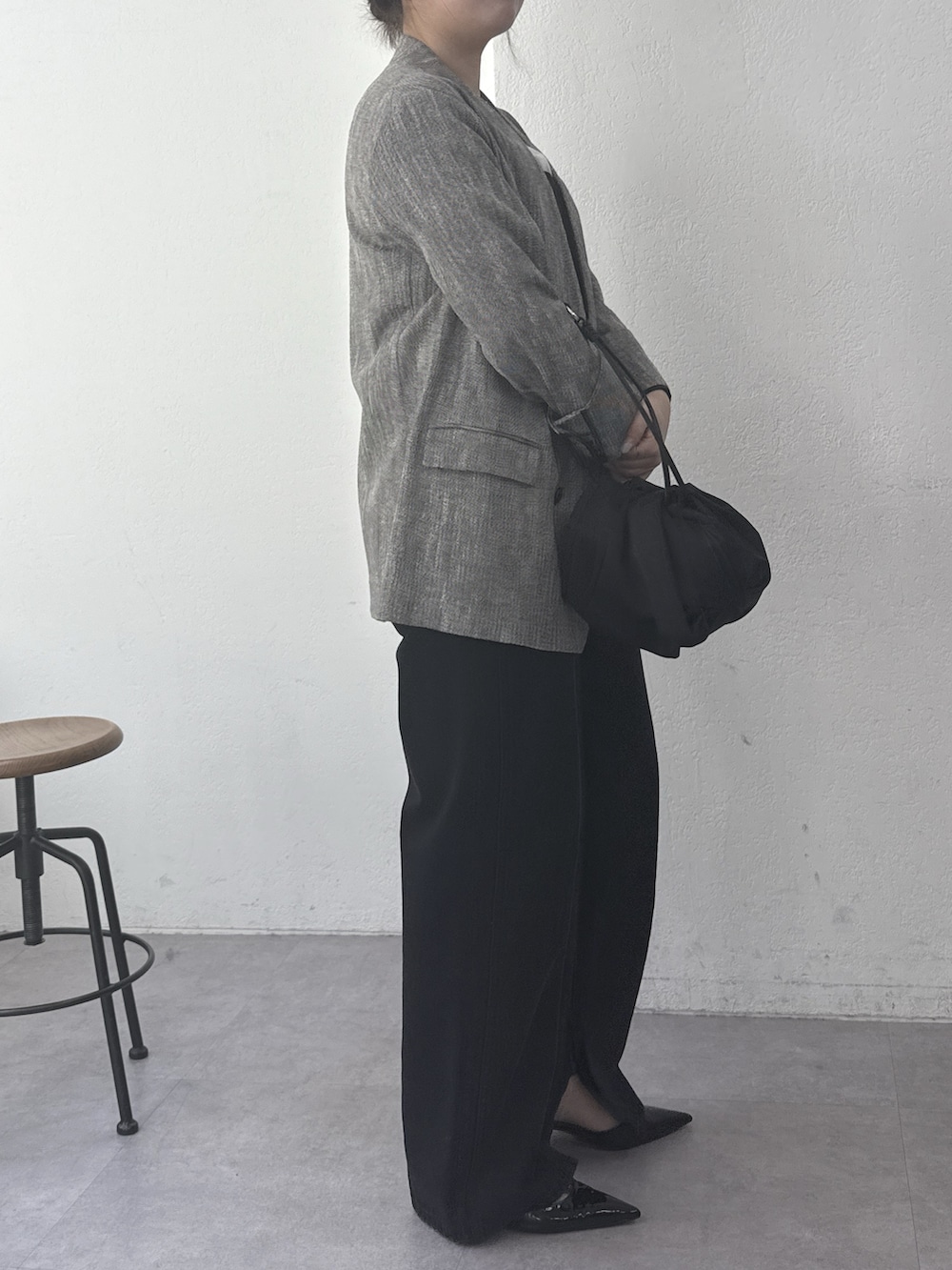 ブラック系のサロペット/オーバーオール、ブラック系のパンプス、ブラック系のその他アウターを着用したレディースの冬コーディネートの2枚目の写真