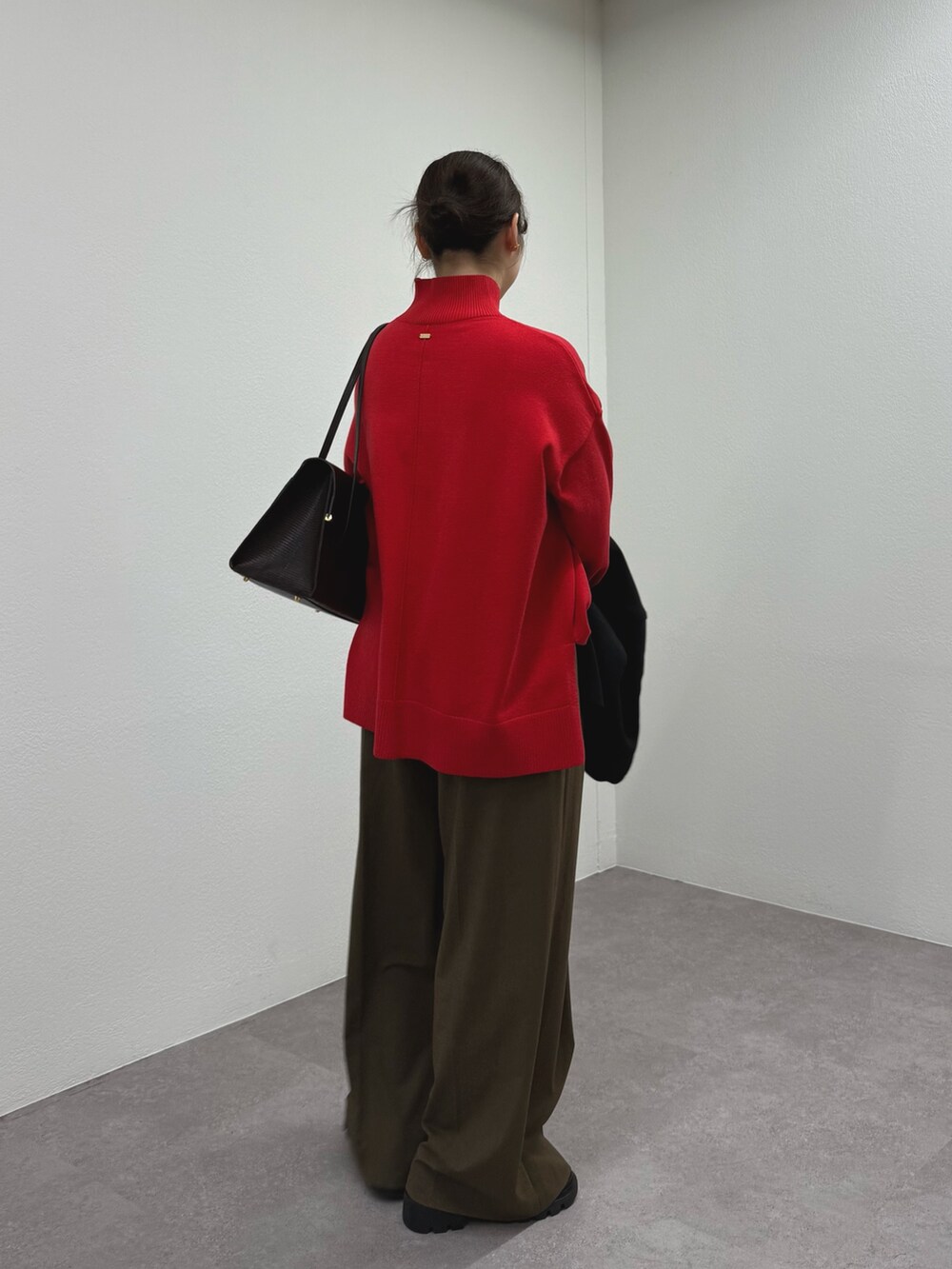 ブラウン系のその他パンツ、レッド系のニット/セーター、ブラック系のブーツを着用したレディースの秋コーディネートの3枚目の写真