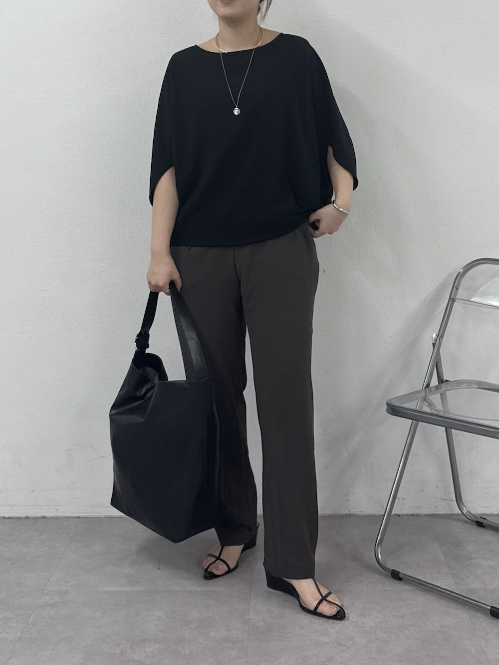 ブラウン系のその他パンツ、ブラック系のシャツ/ブラウス、シルバー系のネックレスを着用したレディースの春コーディネートの4枚目の写真