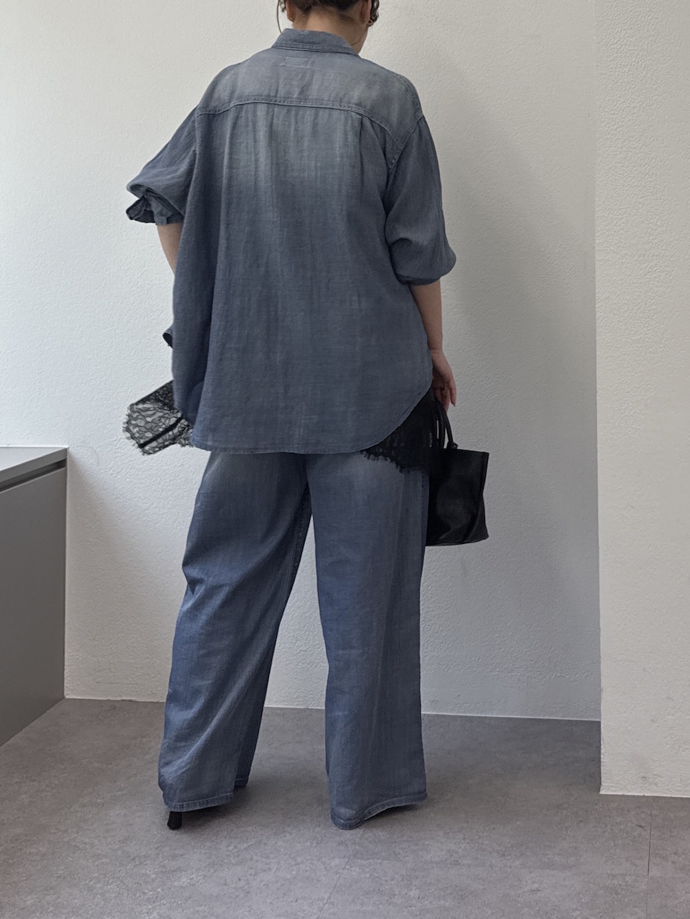 ブルー系のその他パンツ、ブラック系のシャツ/ブラウス、ブルー系のシャツ/ブラウスを着用したレディースの春コーディネートの3枚目の写真