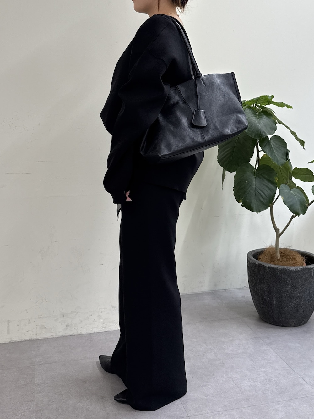 ブルー系のシャツ/ブラウス、ブルー系のシャツ/ブラウス、ブラック系のTシャツ/カットソーを着用したレディースの冬コーディネートの2枚目の写真