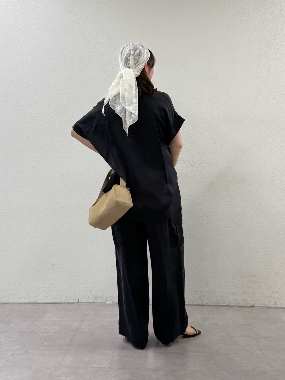 ブルー系のその他パンツ、ブルー系のシャツ/ブラウス、ブラック系のサンダルを着用したレディースの夏コーディネートの3枚目の写真