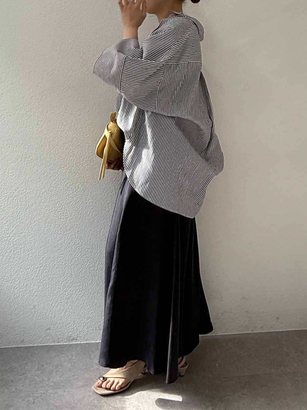 ブルー系のシャツ/ブラウス、イエロー系のショルダーバッグ、ゴールド系のチョーカーを着用したレディースの冬コーディネートの2枚目の写真