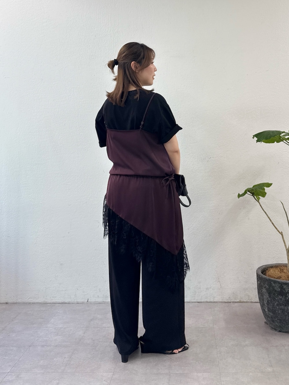 ブラック系のサンダル、ブラック系のその他パンツ、レッド系のシャツ/ブラウスを着用したレディースの夏コーディネートの3枚目の写真