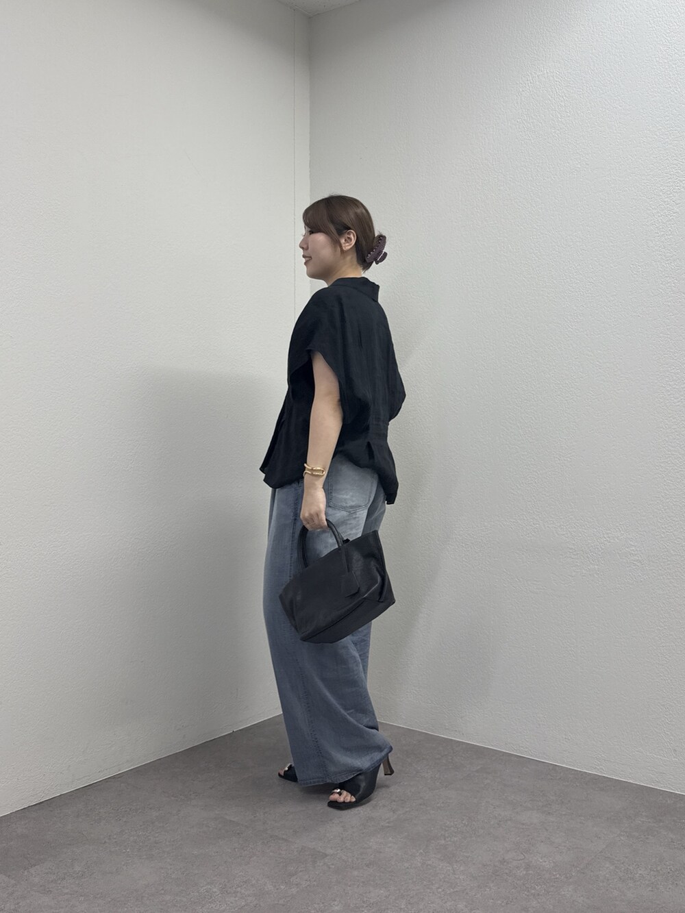 ブルー系のその他パンツ、ブラック系のサンダル、ブラック系のトートバッグを着用したレディースの春コーディネートの2枚目の写真