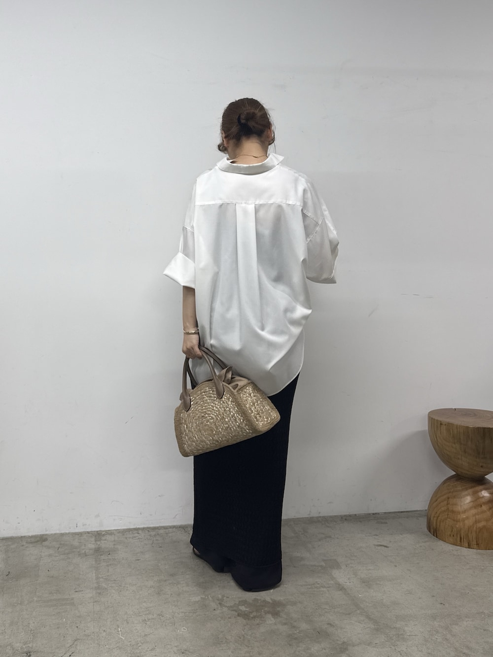 ベージュ系のトートバッグ、ホワイト系のシャツ/ブラウス、ゴールド系のネックレスを着用したレディースの春コーディネートの3枚目の写真