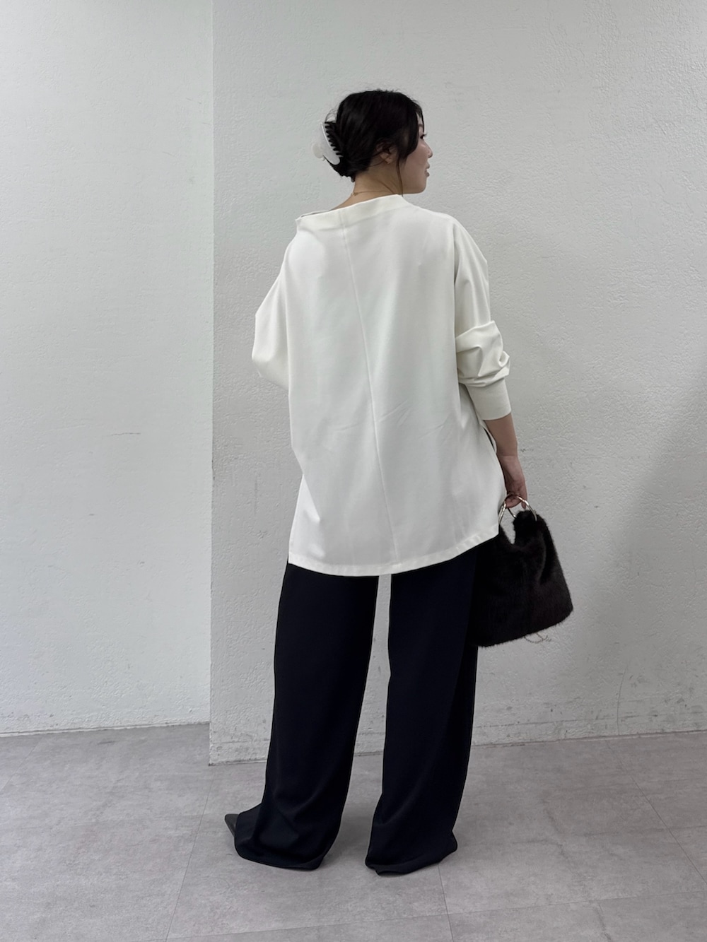 ブラック系のその他パンツ、ブラック系のその他シューズ、ホワイト系のTシャツ/カットソーを着用したレディースの秋コーディネートの3枚目の写真