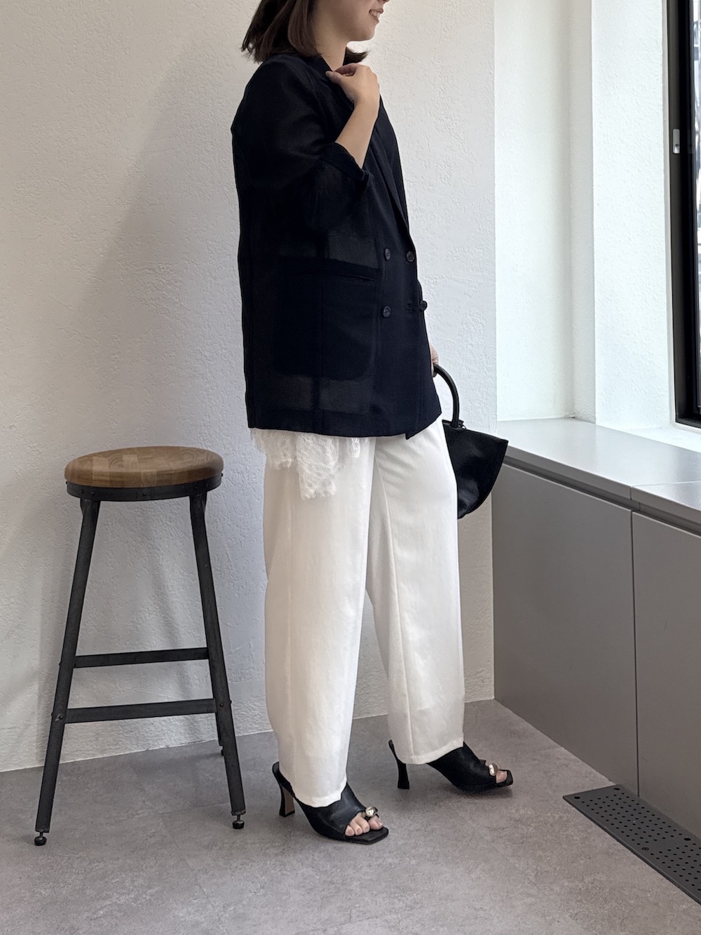 ホワイト系のシャツ/ブラウス、ホワイト系のその他パンツ、ブラック系のサンダルを着用したレディースの春コーディネートの2枚目の写真