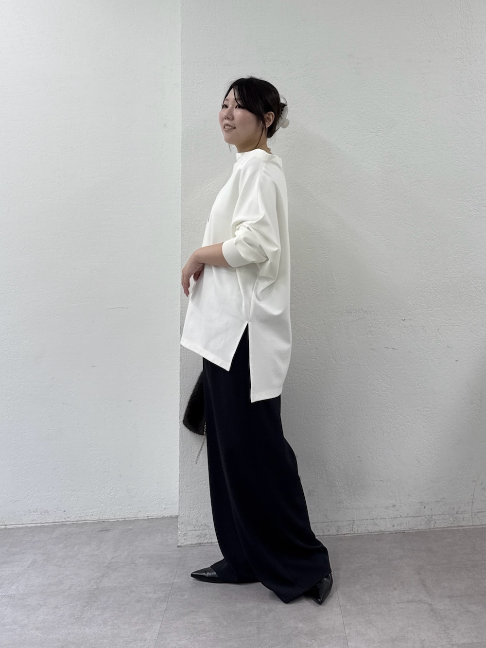 ブラック系のその他パンツ、ブラック系のその他シューズ、ホワイト系のTシャツ/カットソーを着用したレディースの秋コーディネートの2枚目の写真