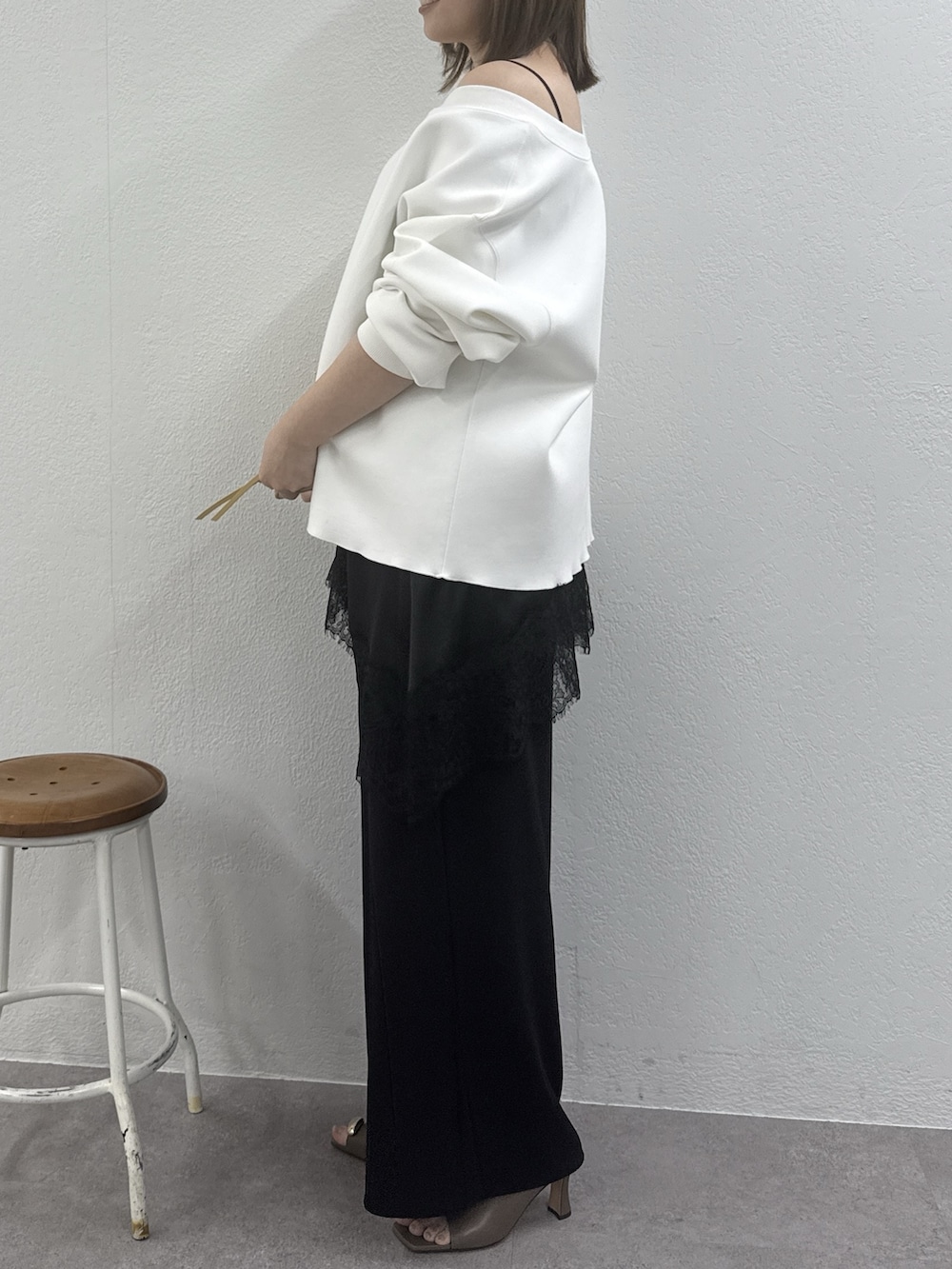 ブラック系のシャツ/ブラウス、ブラック系のその他パンツ、ブラウン系のサンダルを着用したレディースの冬コーディネートの2枚目の写真