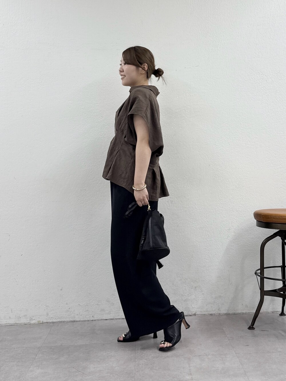 ブラック系のサンダル、ブラック系のその他パンツ、ブラック系のトートバッグを着用したレディースの春コーディネートの2枚目の写真