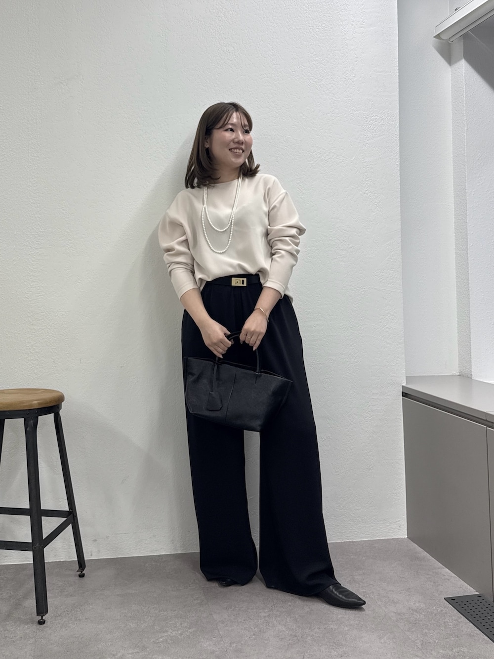 ブラック系のその他パンツ、ブラック系のスリッポン、ブラック系のトートバッグを着用したレディースの春コーディネートの4枚目の写真