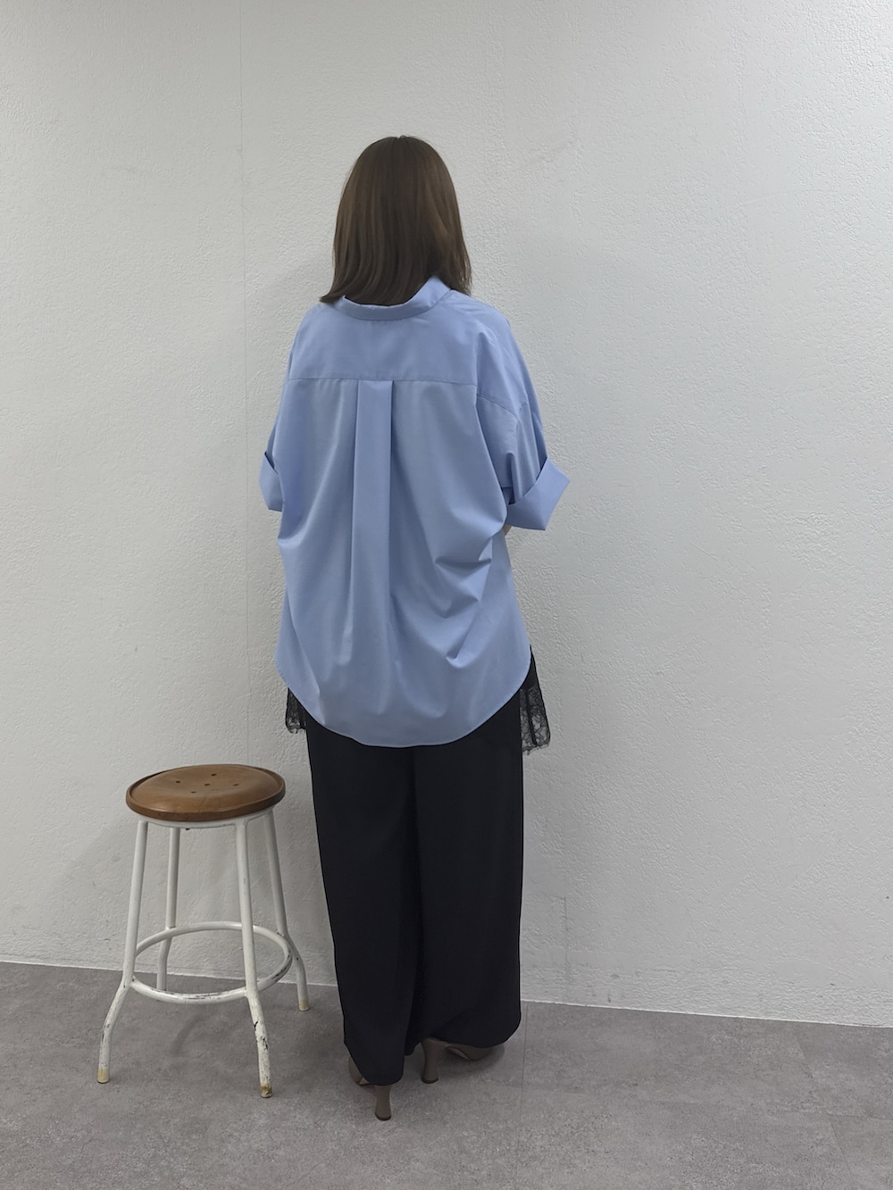 ブラック系のその他パンツ、ブラック系のシャツ/ブラウス、ブルー系のシャツ/ブラウスを着用したレディースの冬コーディネートの3枚目の写真