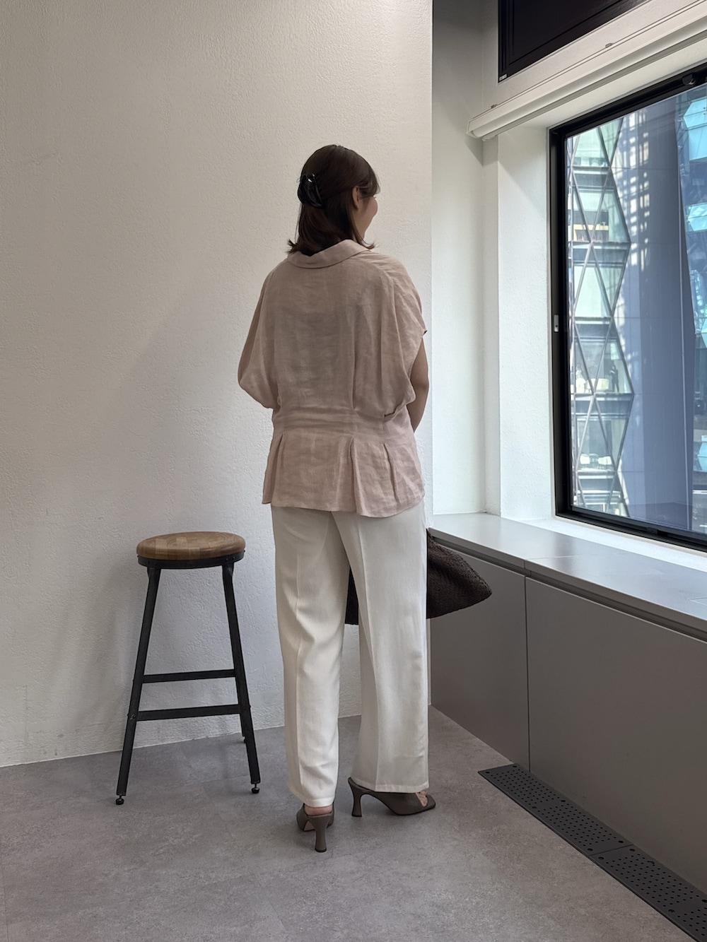 ピンク系のシャツ/ブラウス、ホワイト系のその他パンツ、ブラウン系のサンダルを着用したレディースの春コーディネートの3枚目の写真