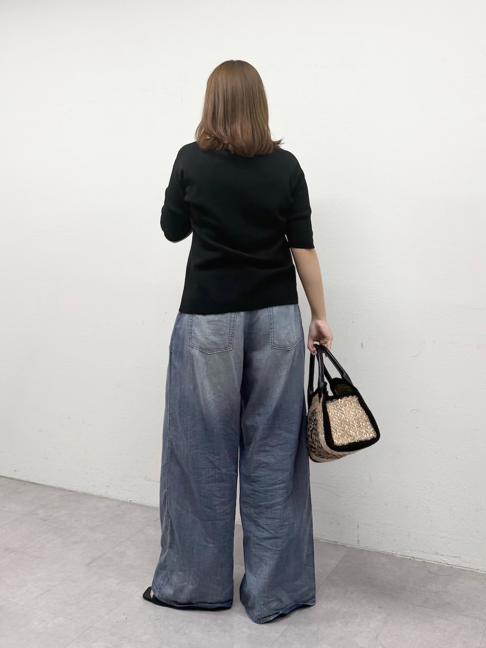 ブルー系のその他パンツ、ブラック系のサンダル、ブラック系のカーディガン/ボレロを着用したレディースの春コーディネートの4枚目の写真