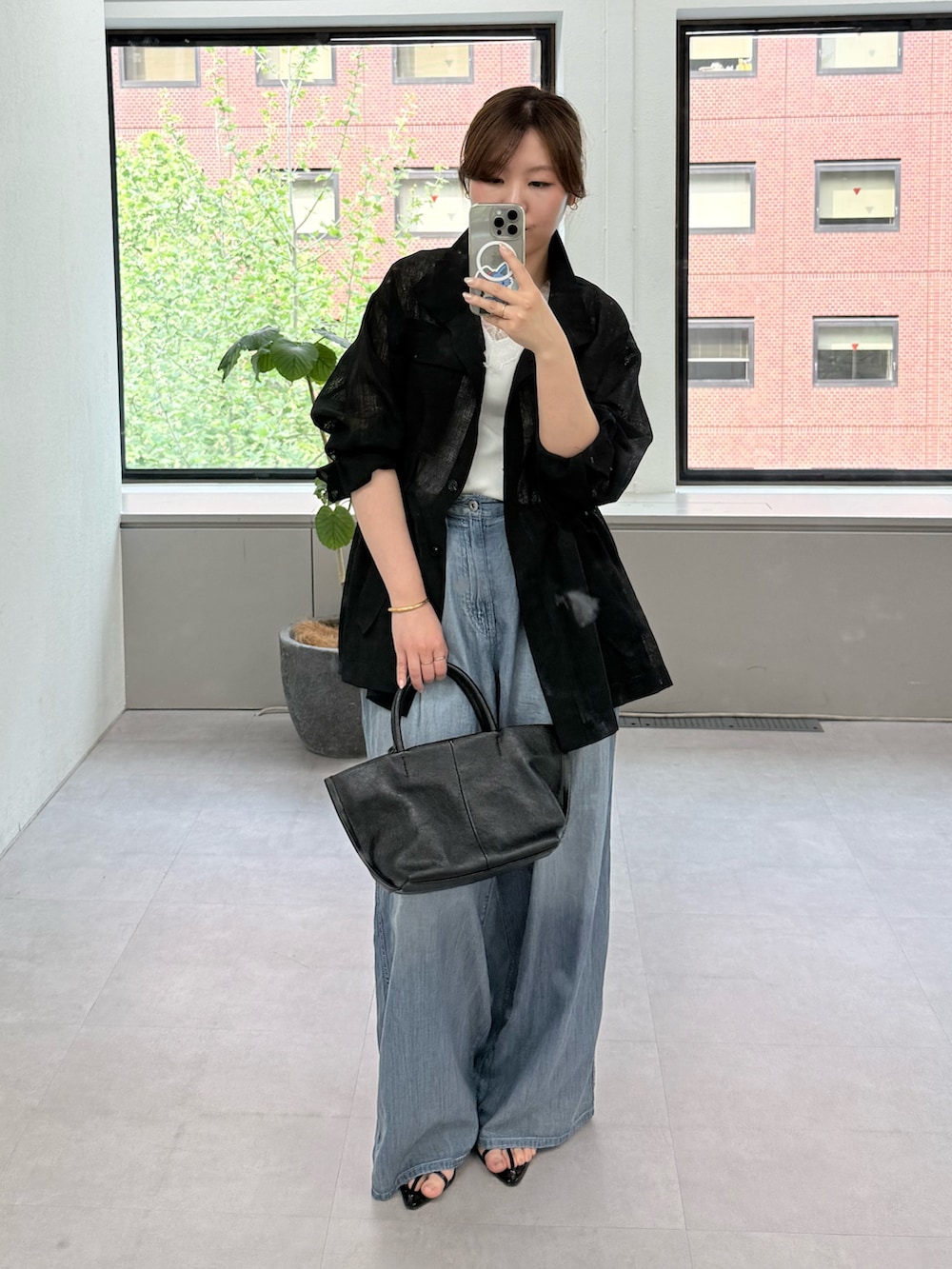ブルー系のその他パンツ、ホワイト系のキャミソール、ブラック系のその他アウターを着用したレディースの春コーディネートの5枚目の写真