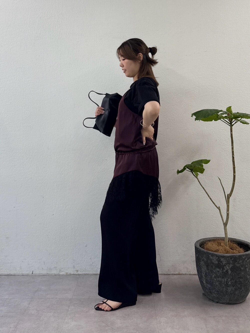 ブラック系のサンダル、ブラック系のその他パンツ、レッド系のシャツ/ブラウスを着用したレディースの夏コーディネートの2枚目の写真