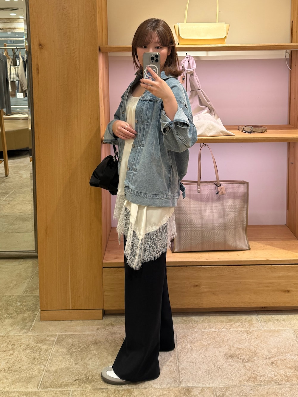 ブラック系のトートバッグ、ホワイト系のシャツ/ブラウス、ブラック系のその他パンツを着用したレディースの冬コーディネートの2枚目の写真