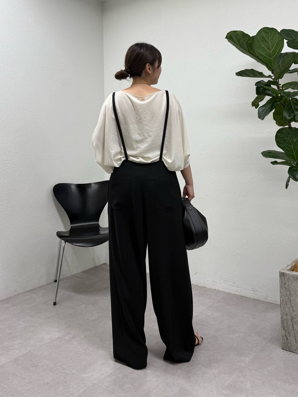 ブラック系のつなぎ/オールインワン、ブラック系のサンダル、ブラック系のトートバッグを着用したレディースの夏コーディネートの3枚目の写真