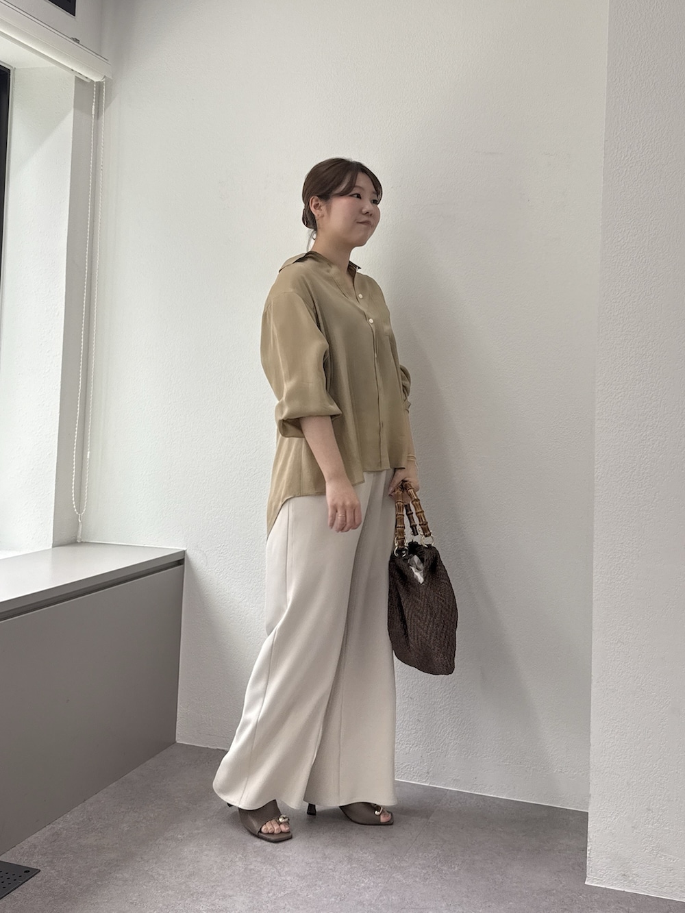 ベージュ系のその他パンツ、ブラウン系のサンダル、ベージュ系のシャツ/ブラウスを着用したレディースの春コーディネートの2枚目の写真