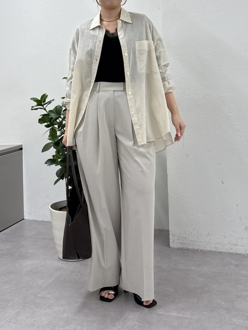 ベージュ系のシャツ/ブラウス、グレー系のその他パンツ、ブラウン系のトートバッグを着用したレディースの冬コーディネートの4枚目の写真