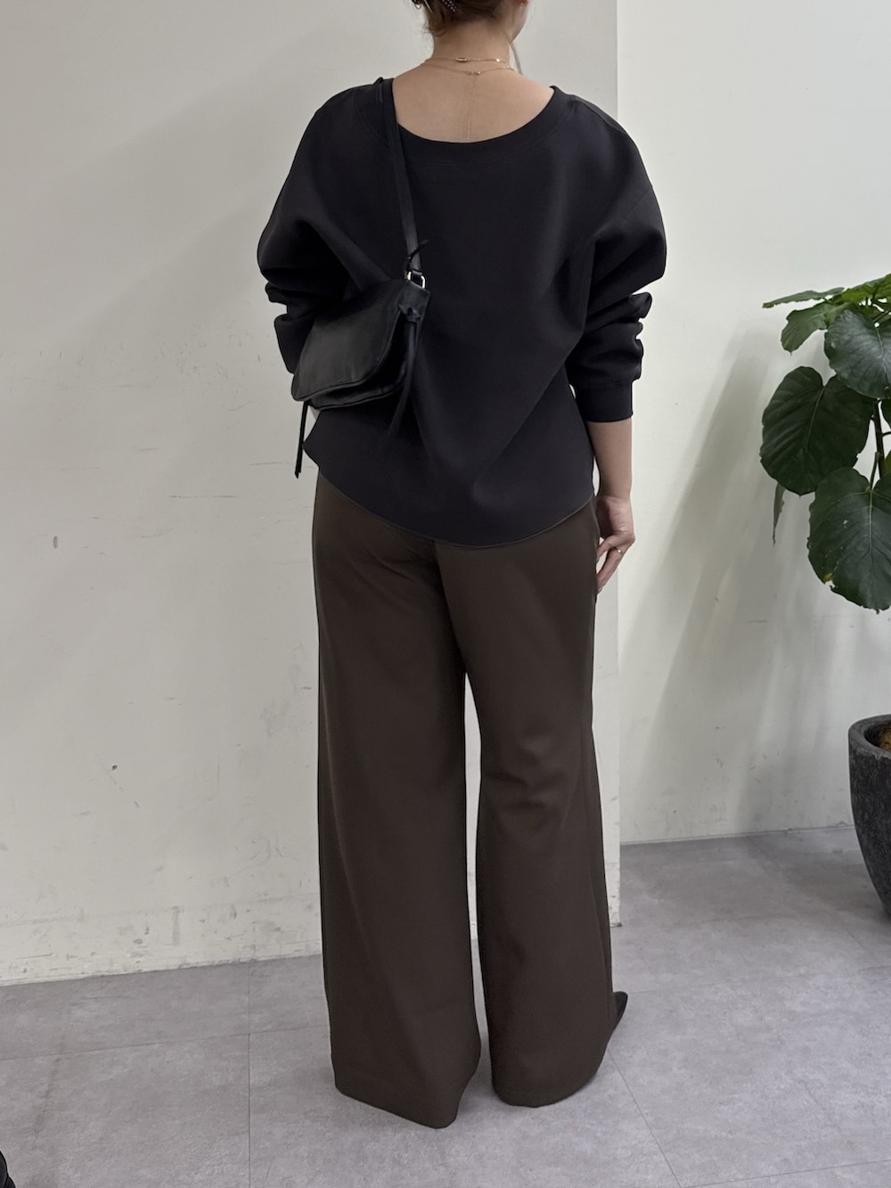 グレー系のその他パンツ、ブラック系のスリッポン、ブラウン系のTシャツ/カットソーを着用したレディースの冬コーディネートの3枚目の写真