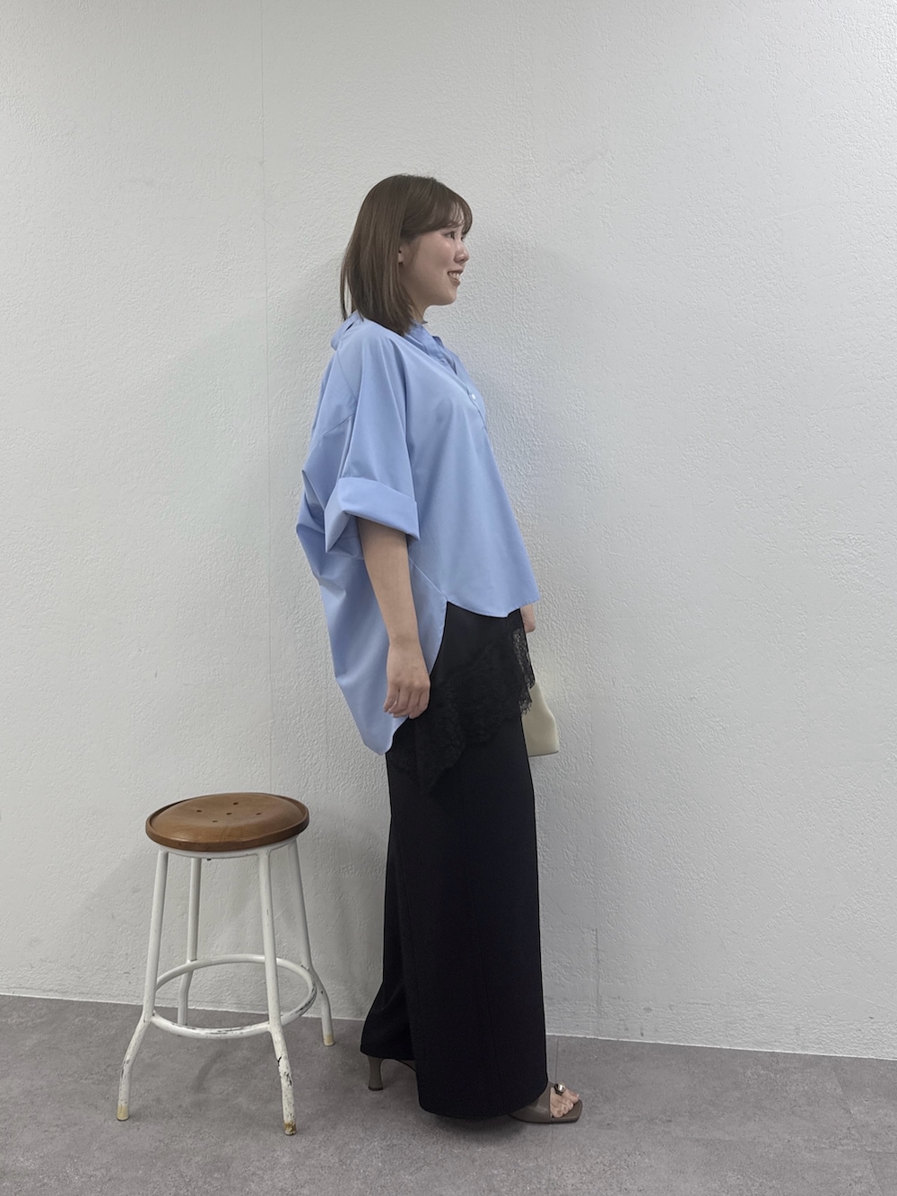 ブラック系のその他パンツ、ブラック系のシャツ/ブラウス、ブルー系のシャツ/ブラウスを着用したレディースの冬コーディネートの2枚目の写真