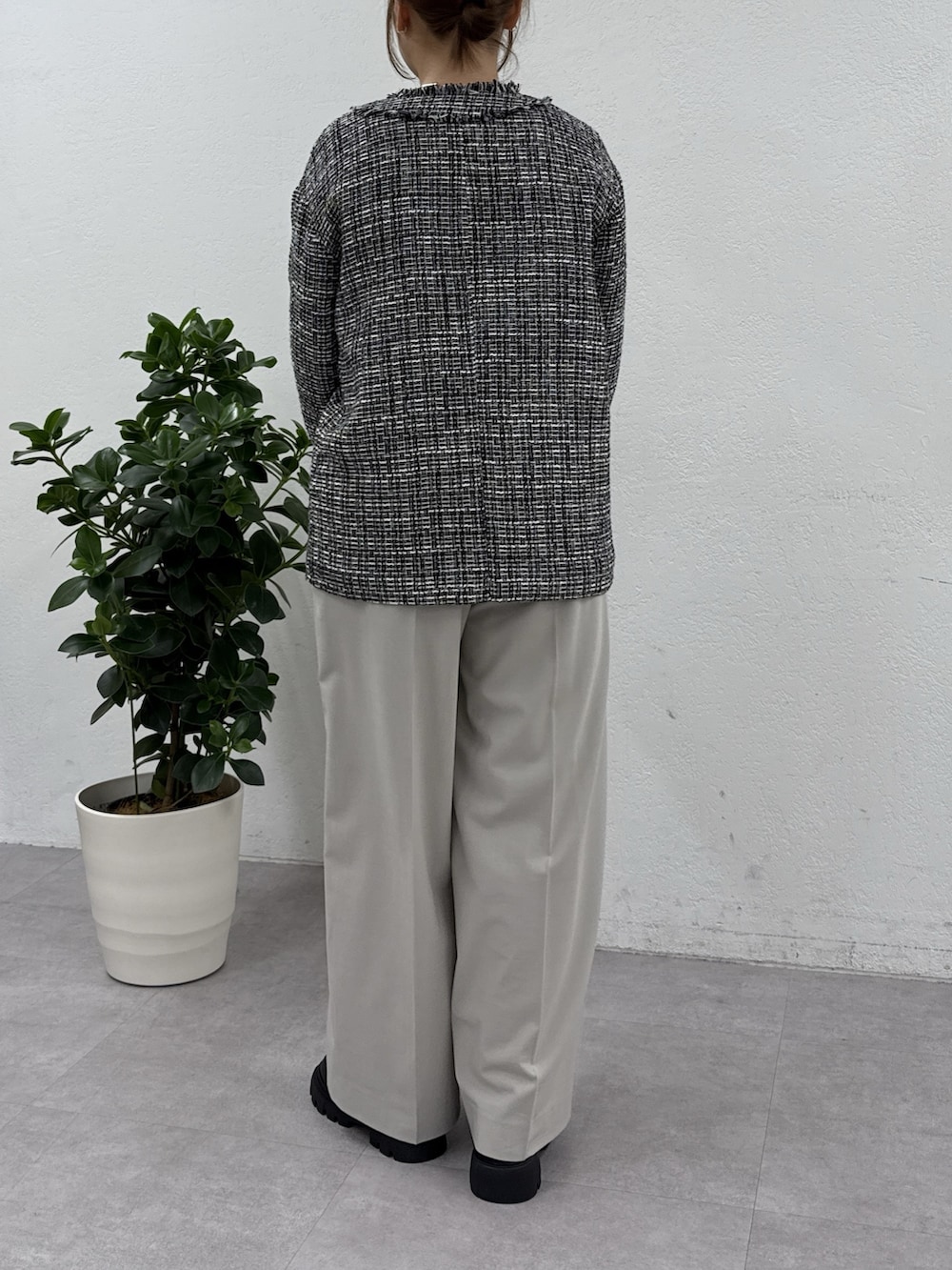 ブラック系のその他アウター、グレー系のその他パンツ、ブラック系のローファーを着用したレディースの冬コーディネートの3枚目の写真