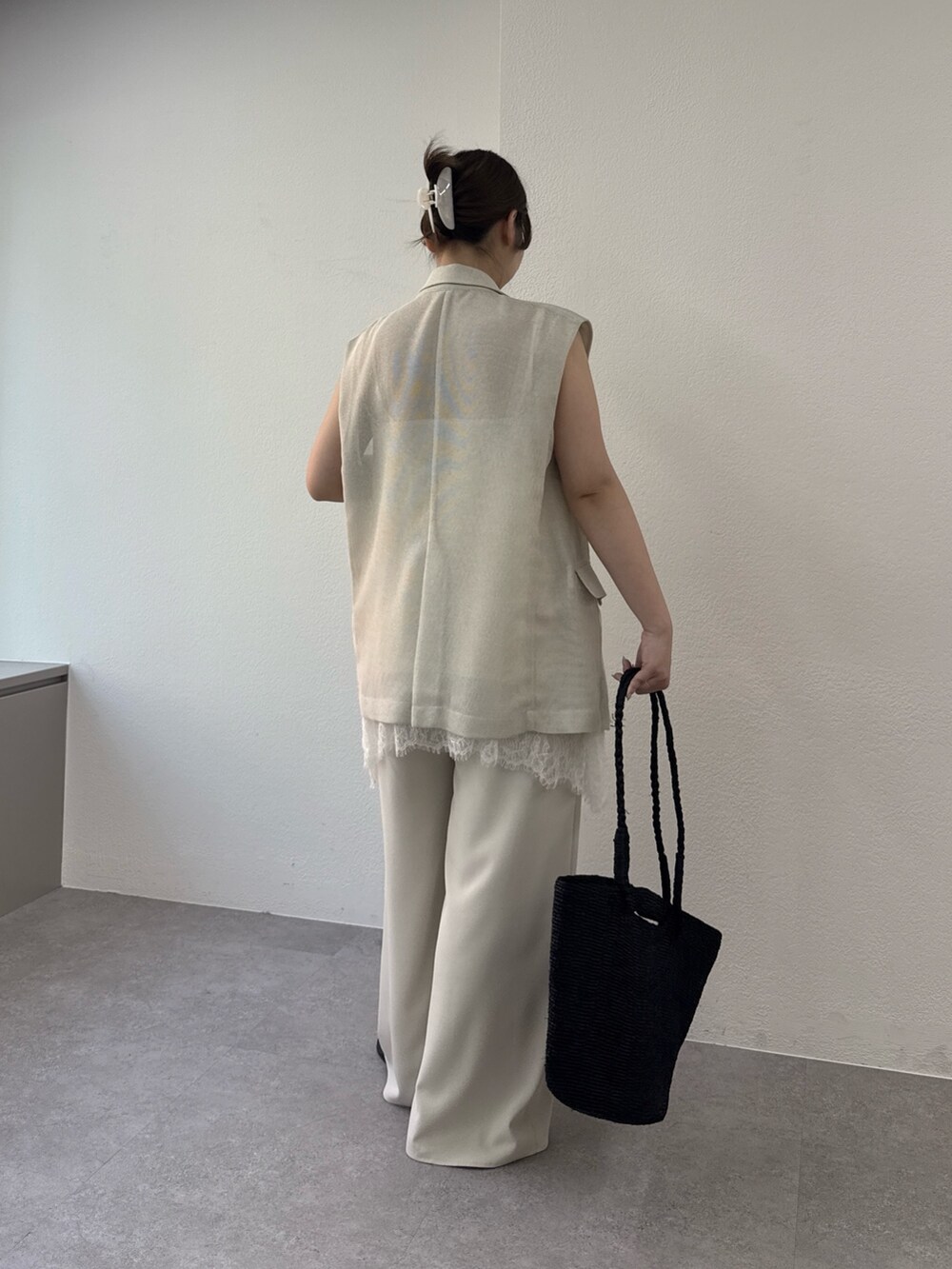 ベージュ系のその他パンツ、ブラウン系のその他シューズ、ベージュ系のベストを着用したレディースの春コーディネートの3枚目の写真