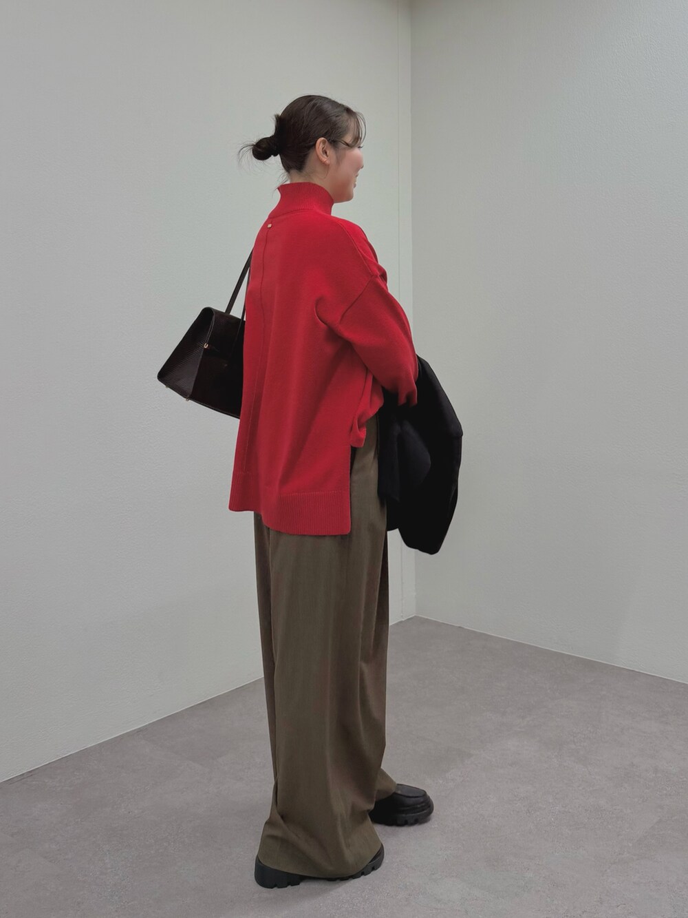 ブラウン系のその他パンツ、レッド系のニット/セーター、ブラック系のブーツを着用したレディースの秋コーディネートの4枚目の写真