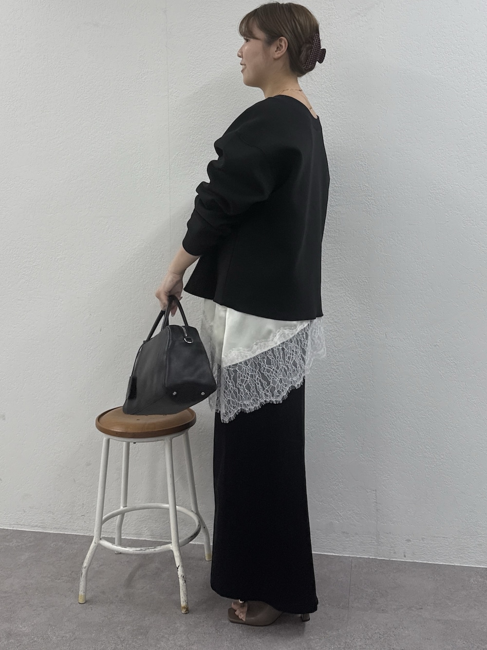 ブラック系のスカート、ホワイト系のシャツ/ブラウス、ブラウン系のTシャツ/カットソーを着用したレディースの冬コーディネートの3枚目の写真