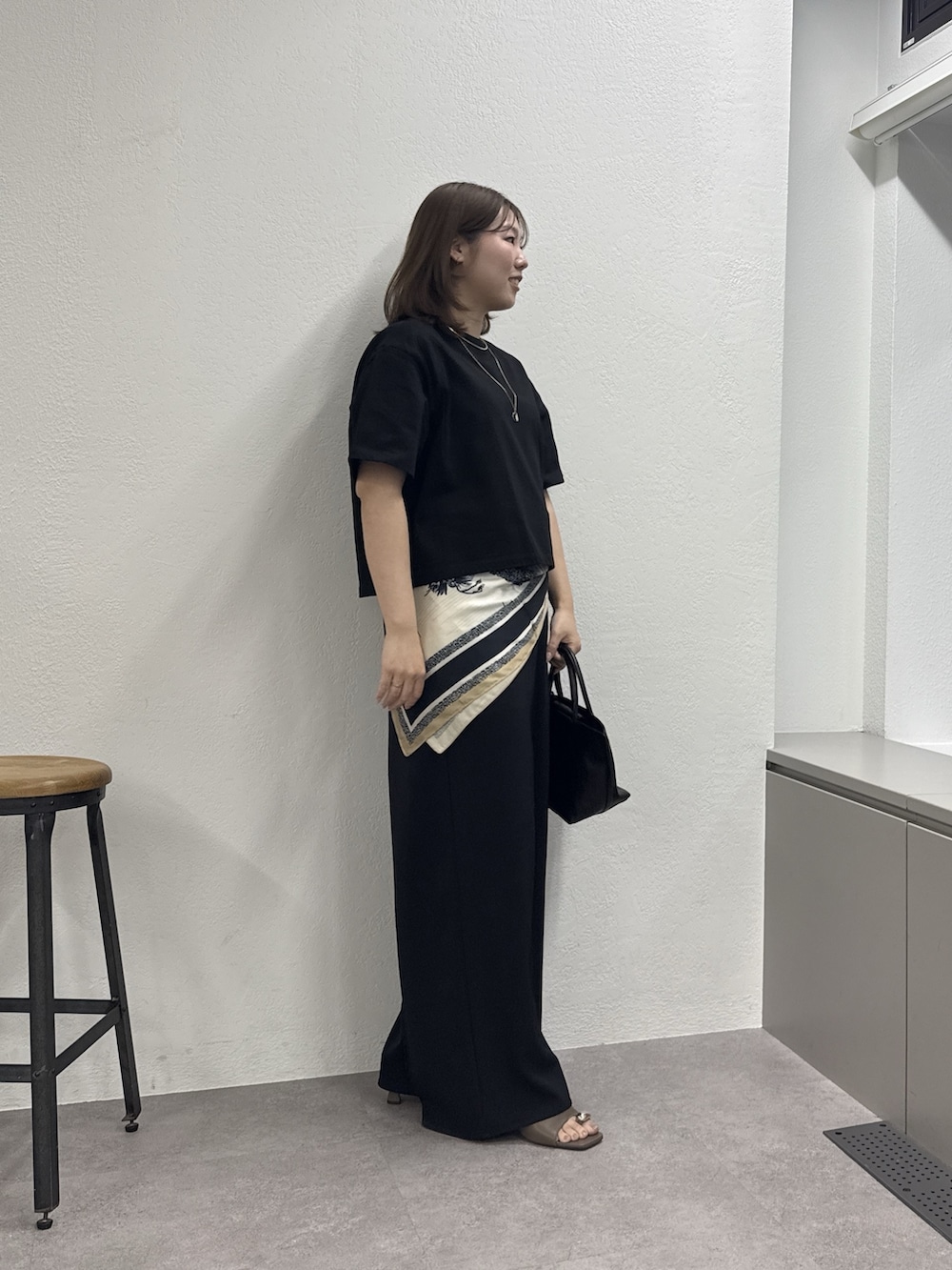 ブラック系のTシャツ/カットソー、ブラック系のトートバッグ、ブラック系のその他パンツを着用したレディースの春コーディネートの2枚目の写真