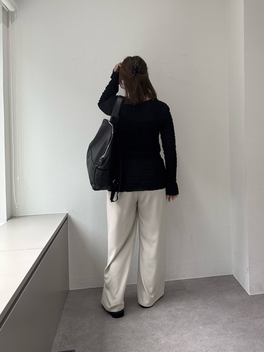 ブラック系のTシャツ/カットソー、ベージュ系のその他パンツ、ブラック系のサンダルを着用したレディースの春コーディネートの3枚目の写真