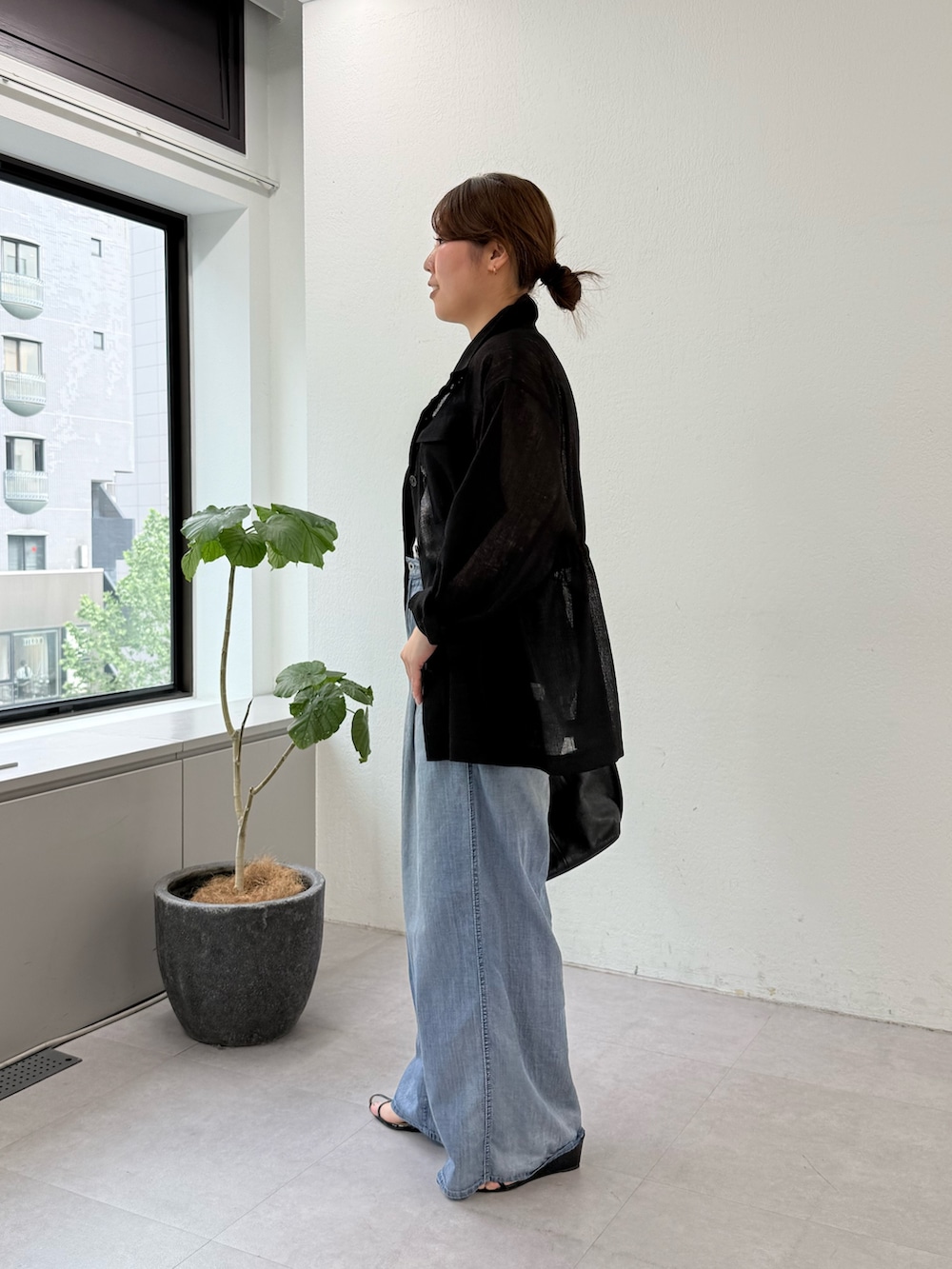 ブルー系のその他パンツ、ホワイト系のキャミソール、ブラック系のその他アウターを着用したレディースの春コーディネートの2枚目の写真