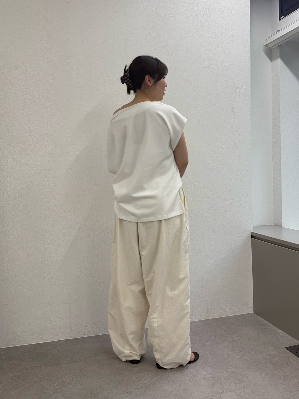 ブラック系のその他シューズ、ホワイト系のTシャツ/カットソー、ホワイト系のその他パンツを着用したレディースの夏コーディネートの3枚目の写真