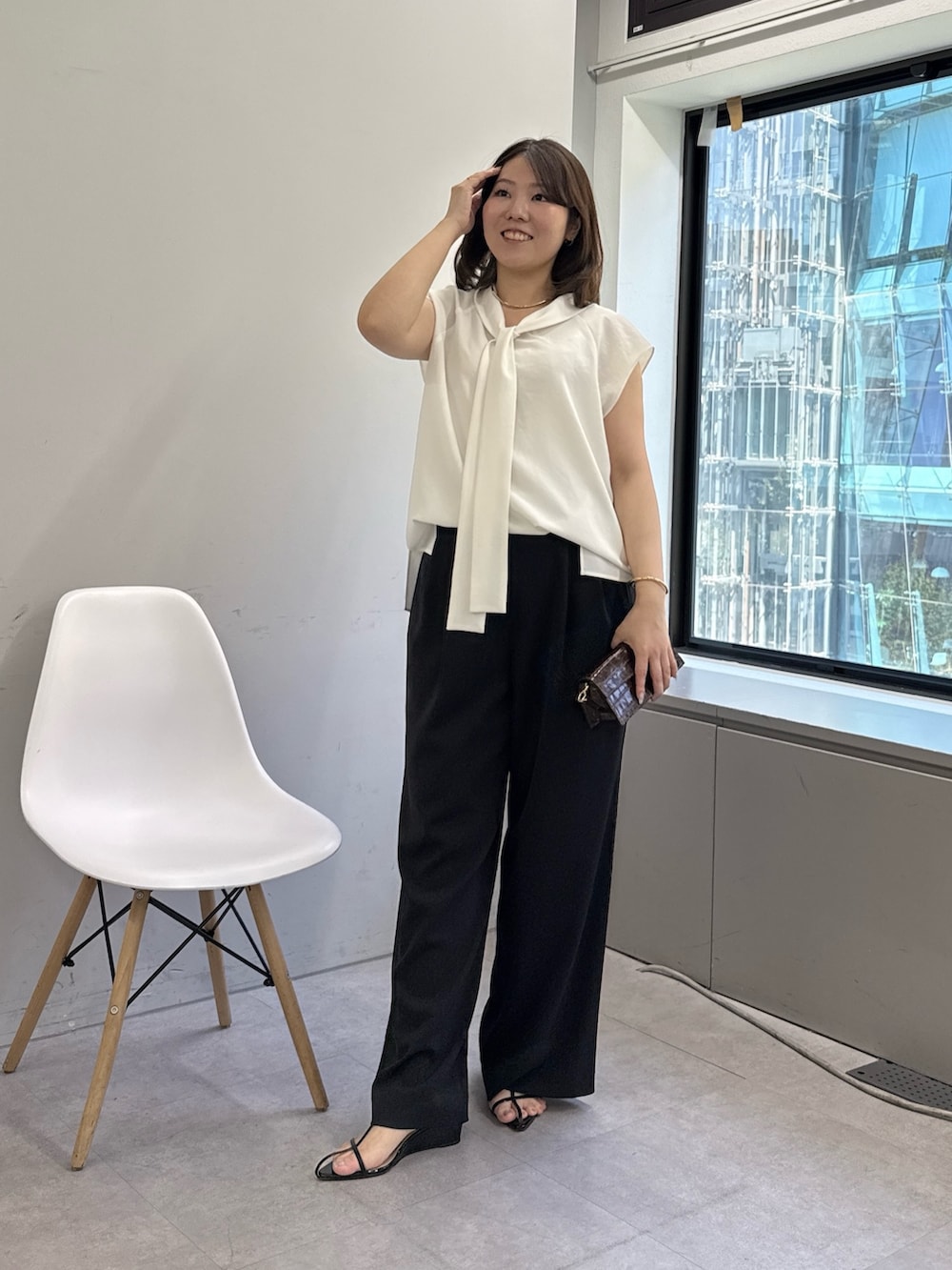 ブラック系のサンダル、ブラック系のその他パンツ、ホワイト系のシャツ/ブラウスを着用したレディースの春コーディネートの3枚目の写真