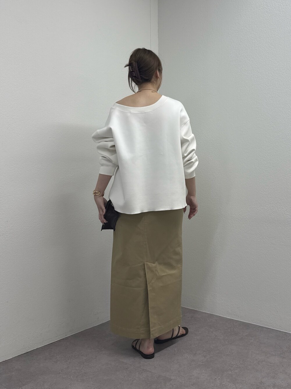ホワイト系のTシャツ/カットソー、ベージュ系のスカート、ブラック系のその他シューズを着用したレディースの春コーディネートの3枚目の写真