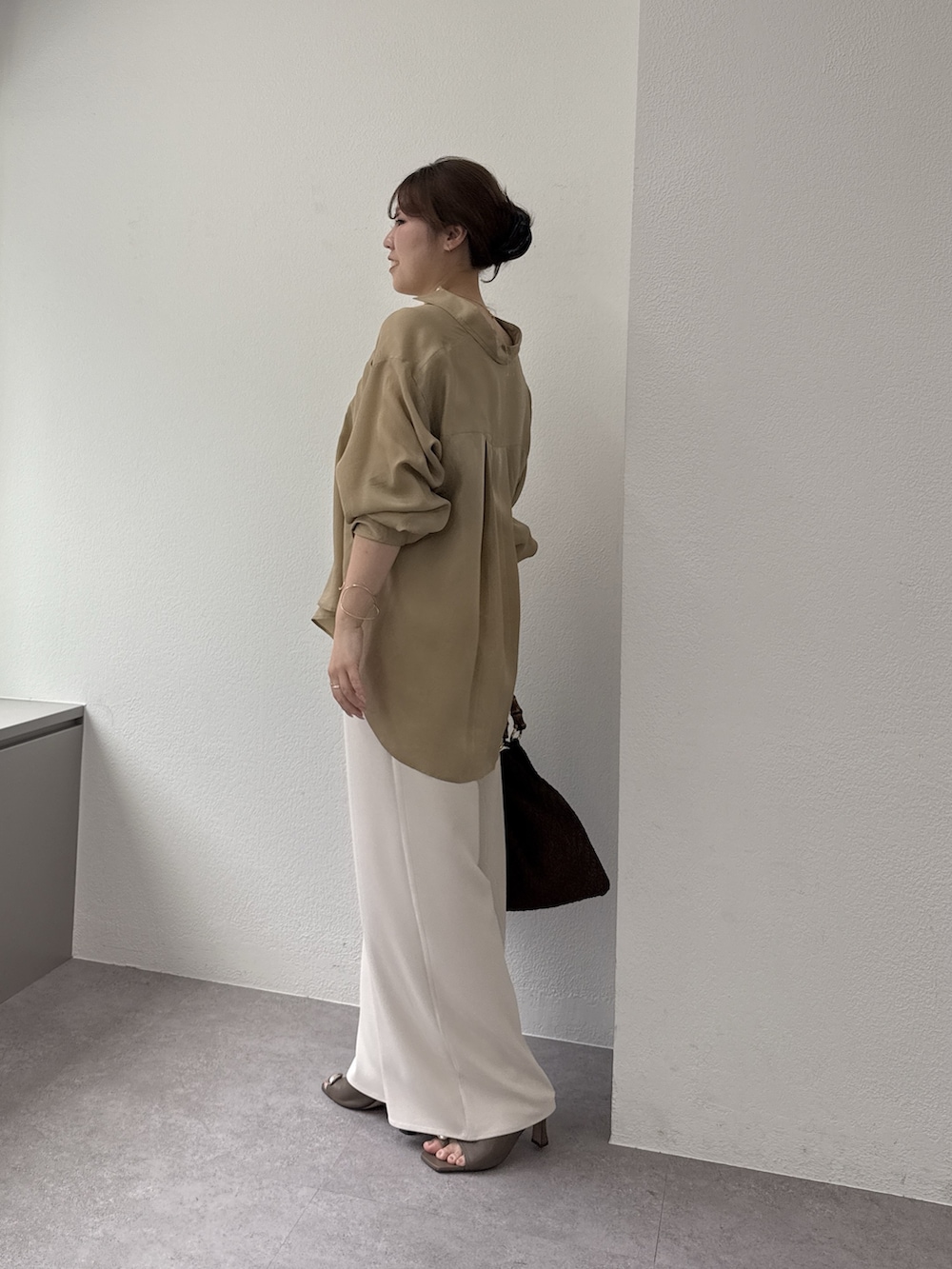 ベージュ系のその他パンツ、ブラウン系のサンダル、ベージュ系のシャツ/ブラウスを着用したレディースの春コーディネートの3枚目の写真