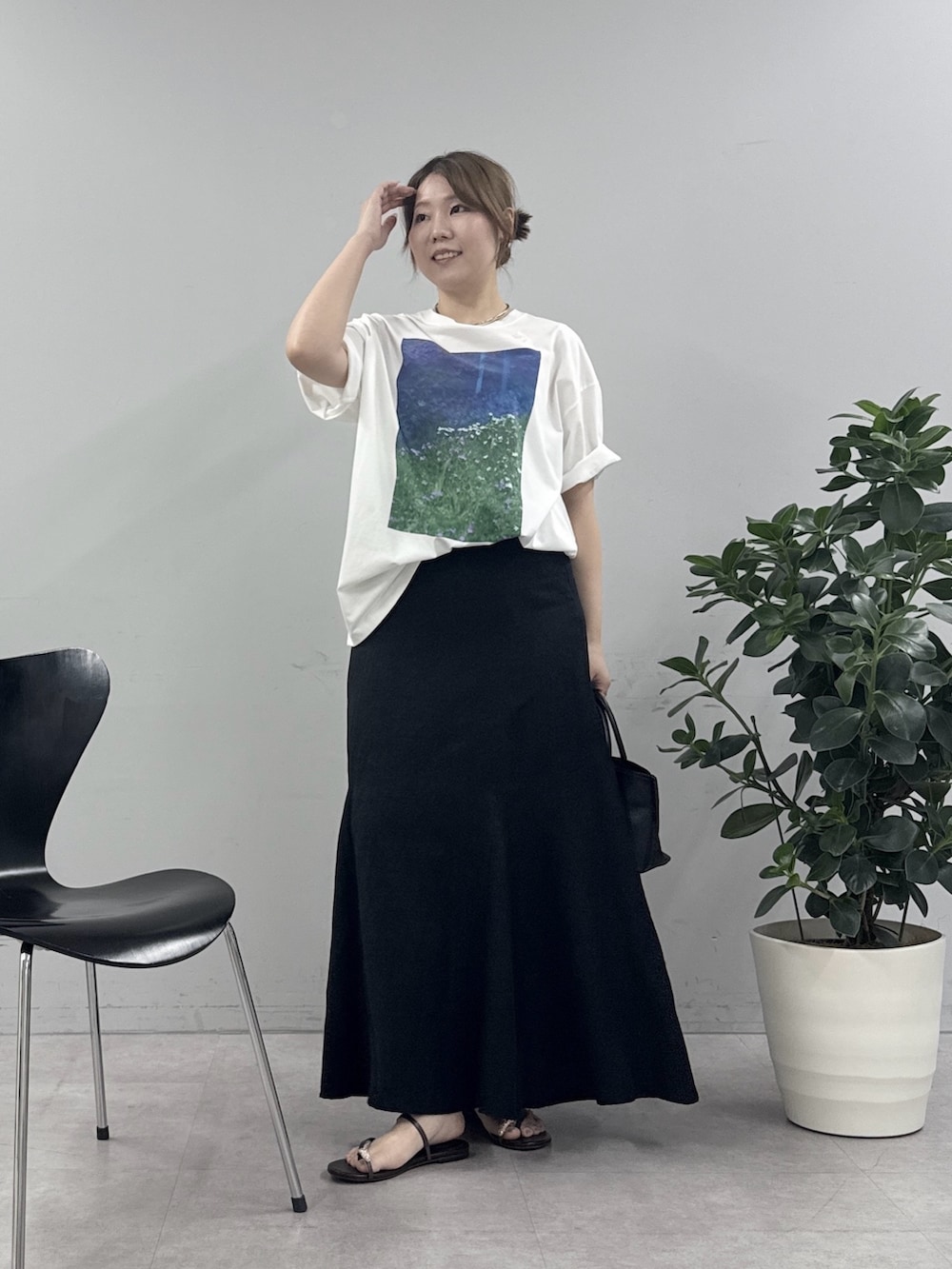ブラウン系のその他シューズ、ブラック系のスカート、ブラック系のトートバッグを着用したレディースの春コーディネートの4枚目の写真